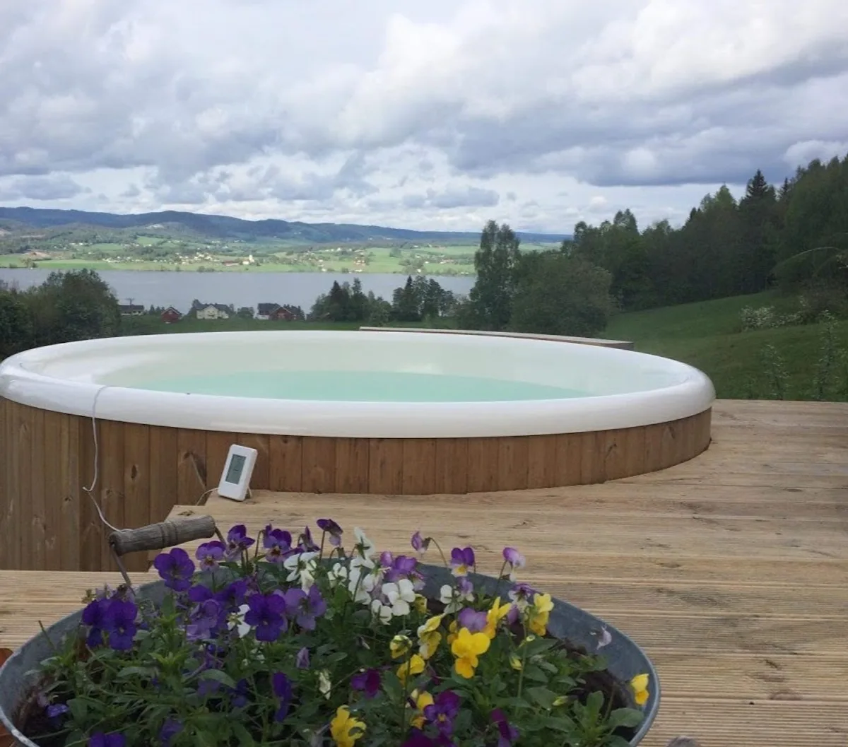 Badestamp ved Indal Forest Retreat Vedfyrt badestamp med utsikt over Mjøsa ved Indal Forest Retreat i Gjøvik