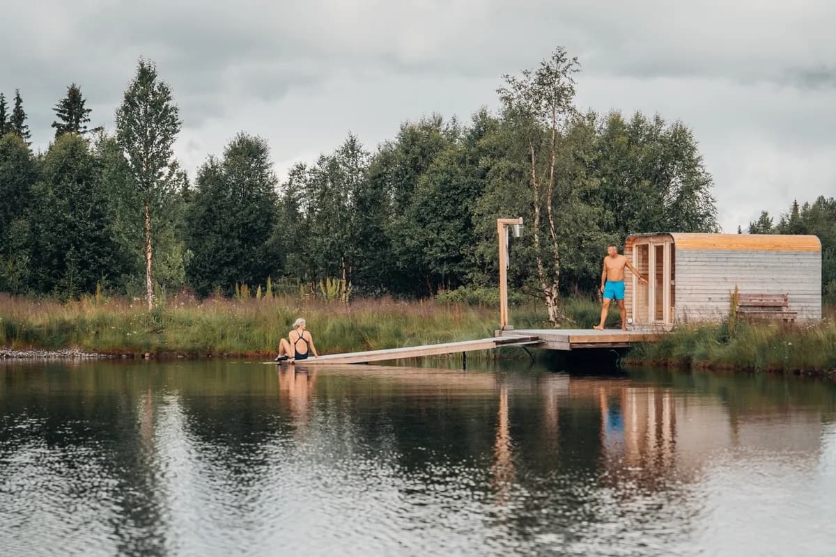 Oset Sauna ved vannet med brygge, omgitt av skog på Golsfjellet i Gol