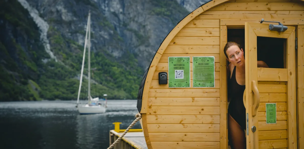 Tønnebastu ved fjorden med seilbåt i bakgrunnen, Wild Sauna Gudvangen