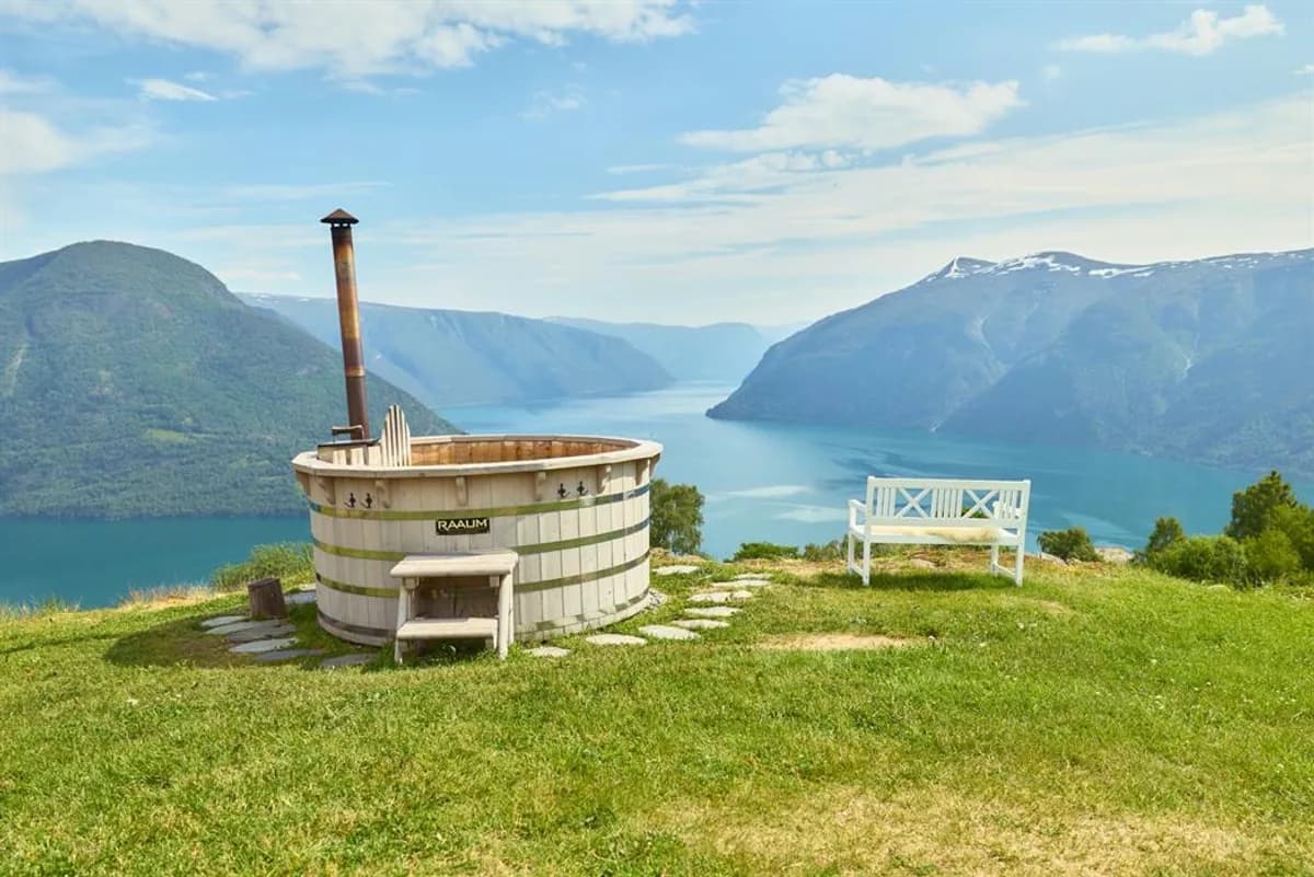 Vedfyrt badetønne med utsikt over Lusterfjorden på Raaum Gard i Hafslo