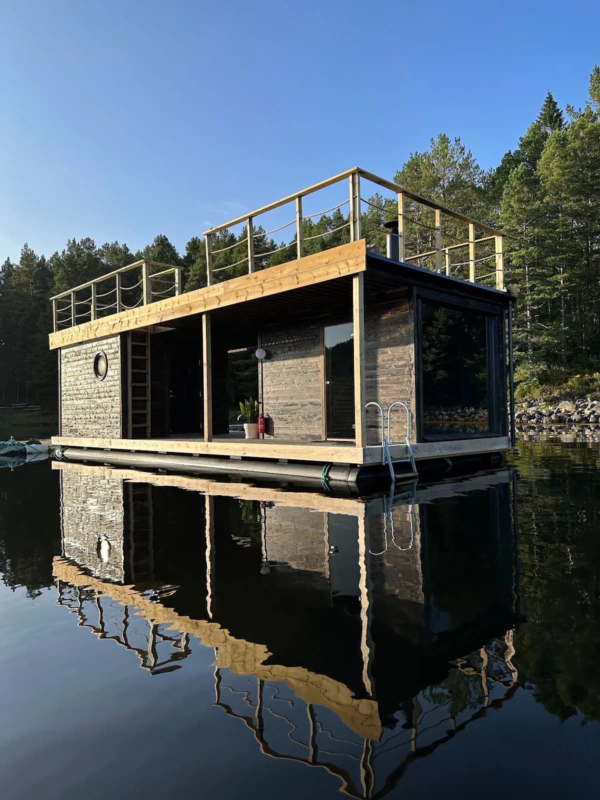 Flytende badstueflåte Nyt Skålvikfjorden i Halsa med soltak og badeplatform