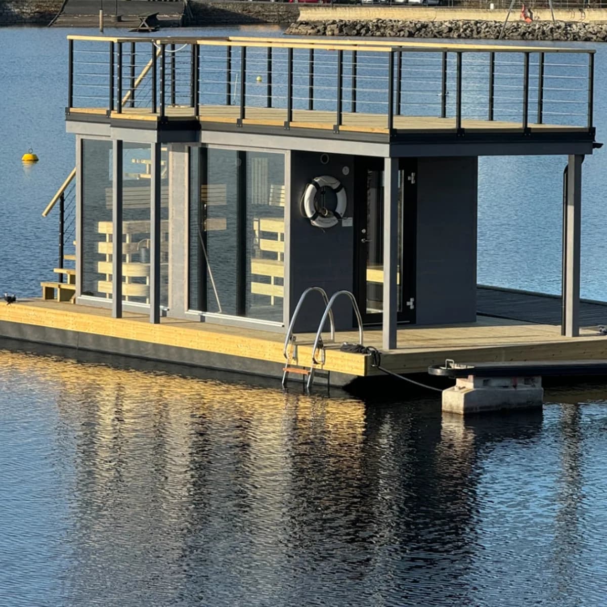 FLOAT Sauna Hamar flytende badstue på Mjøsa med takterrasse og badetrapp