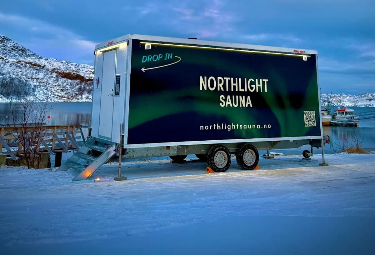 Northlight Sauna mobil badstue på tilhenger ved havna i Hamnbukt, vinterlandskap