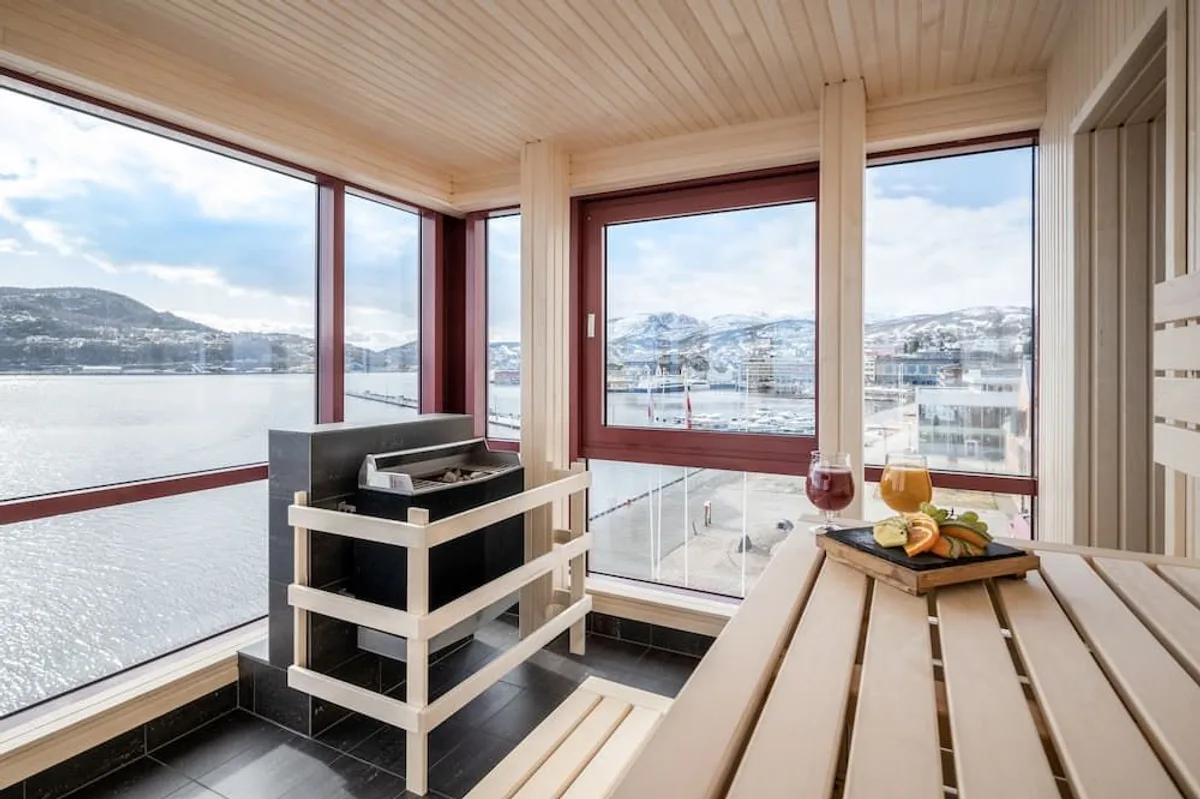 Badstue med panoramautsikt over Vågsfjorden på Home Hotel Arcticus i Harstad