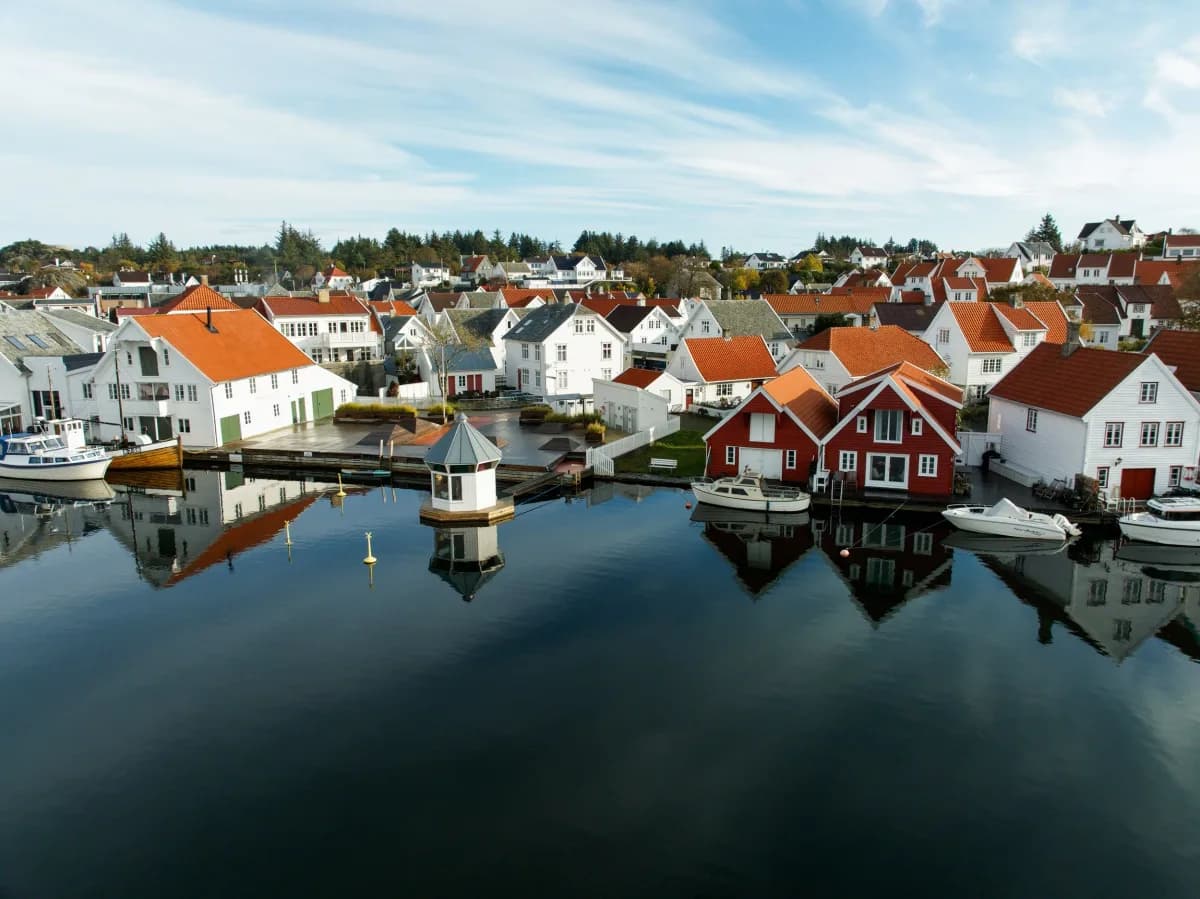 Dronebilde av Bade-Olena flytende sauna i havnebassenget i Skudeneshavn