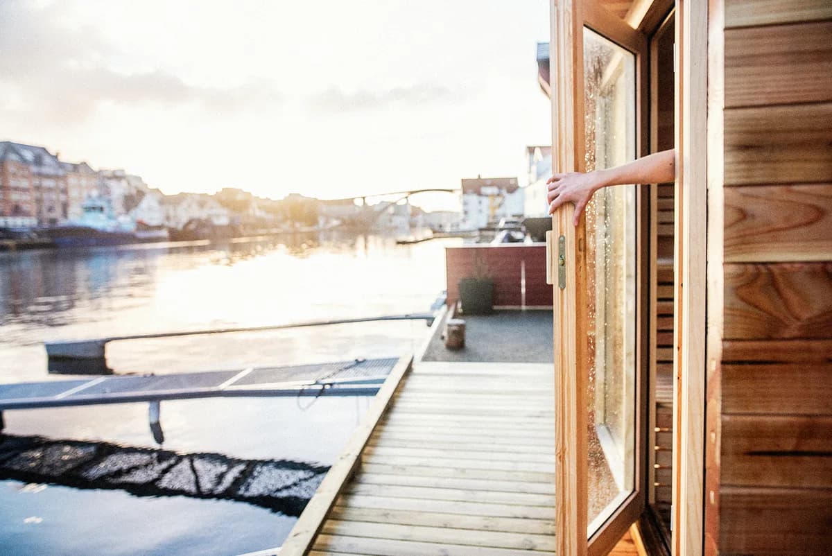Utsikt over Smedasundet fra Heit Haugesund badstue ved solnedgang