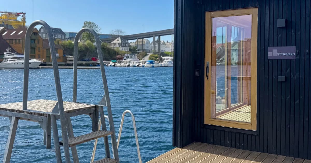 Flytende badstue Styrbord ved Smedasundet i Haugesund med badetrapp og fjordutsikt