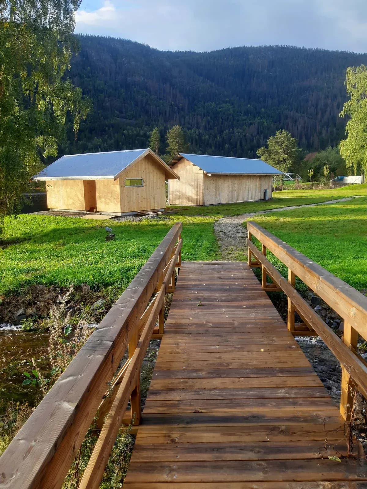 Saga Sauna badstue sett utenfra med trebro i Hjartdal
