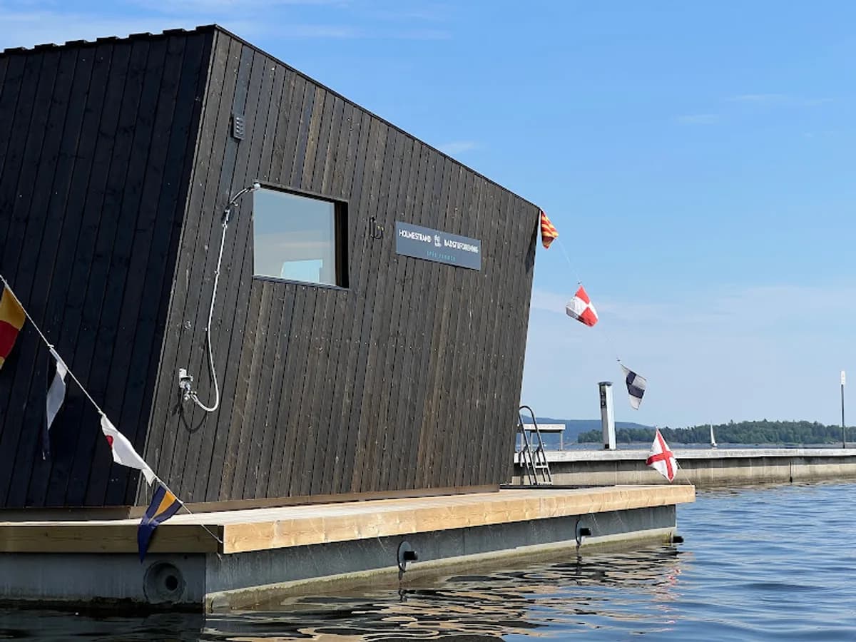 Holmestrand Fjordbadstu flytende badstu ved Bølgebryteren i Holmestrand havn med flagg