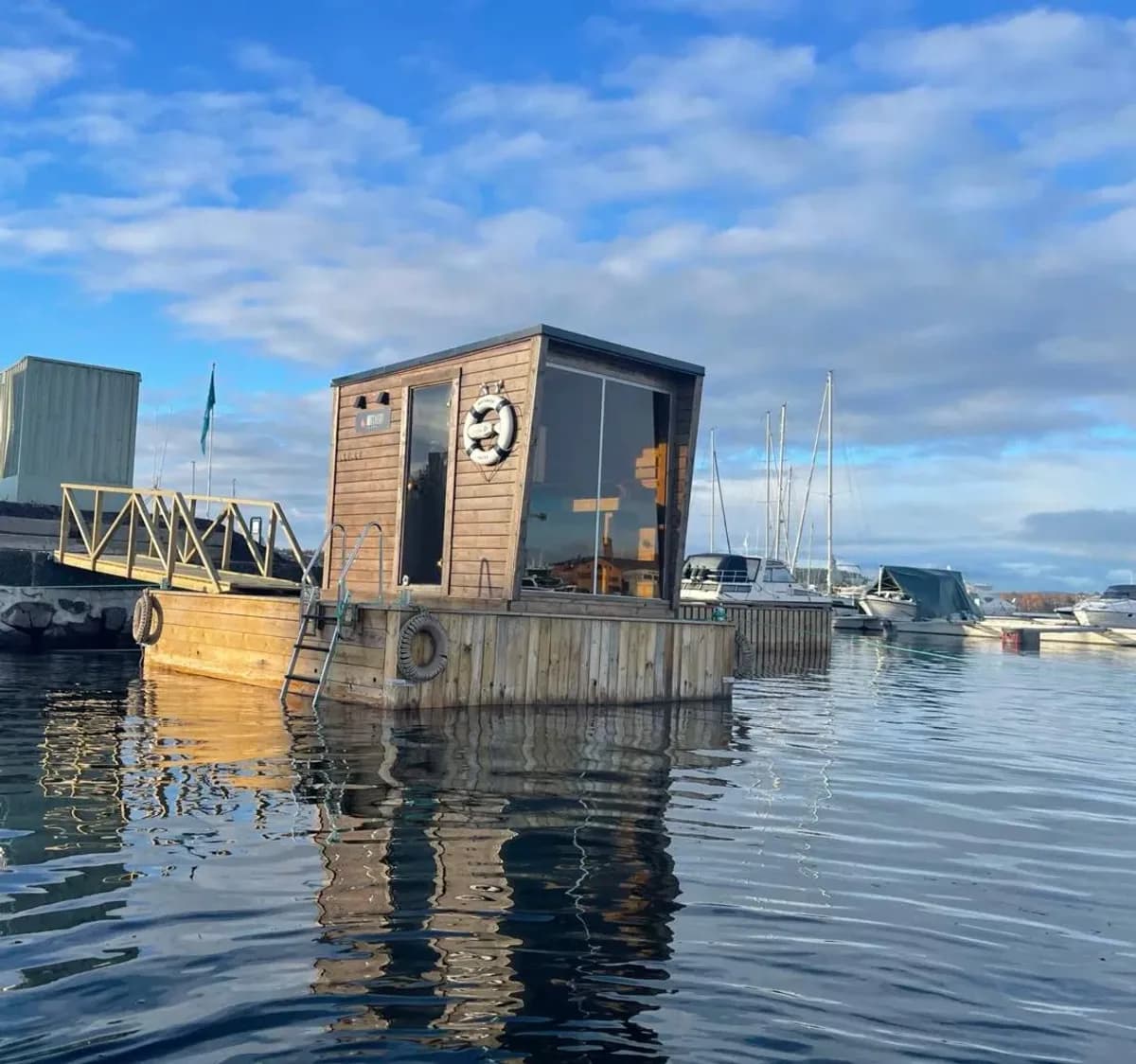 Hotshore Sauna flytende badstue i Horten Hotshore Sauna flytende badstue i Horten sett fra sjøen i Bankløkka Båthavn