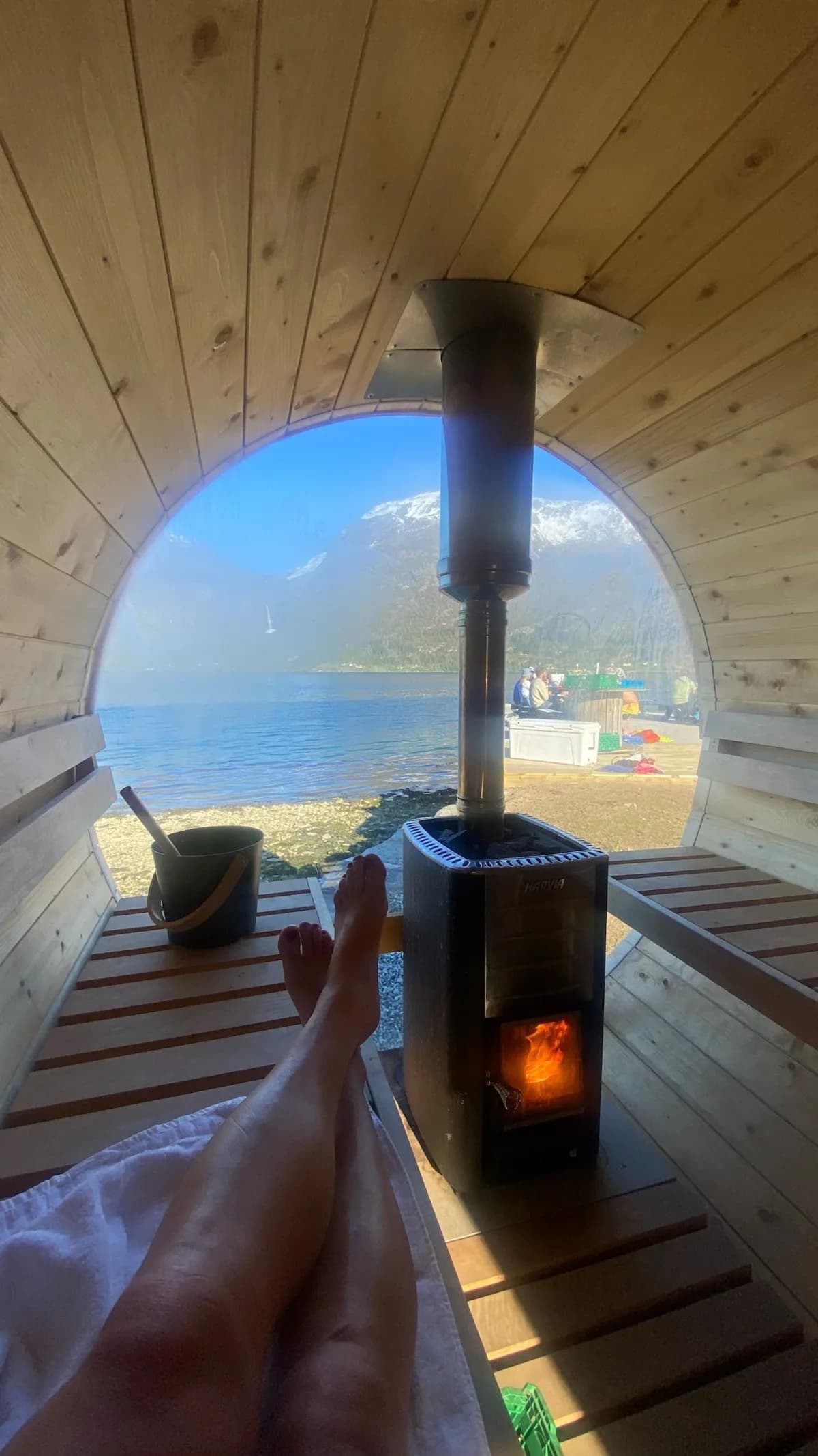 Vedfyrt badstue på Nes Gard i Høyheimsvik med utsikt over Sognefjorden gjennom panoramavindu
