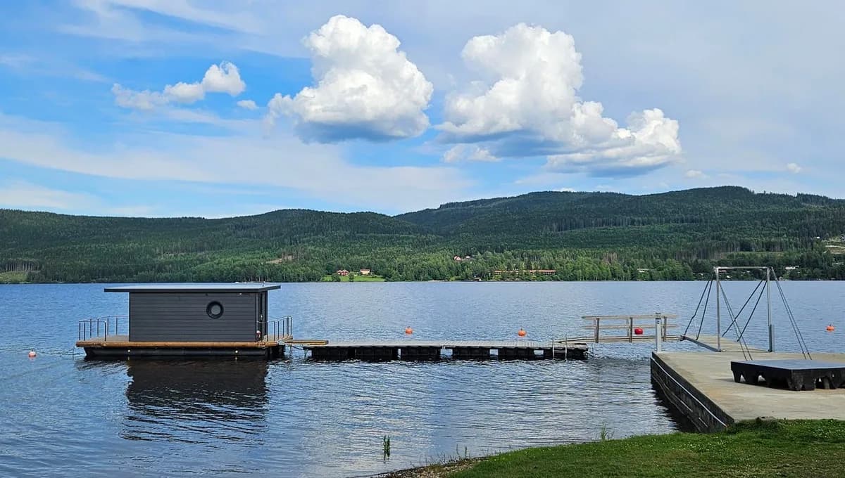 Flytende badstue på Hurdalsjøen med brygge, Hurdalsjøen Hotell & Spa i Hurdal
