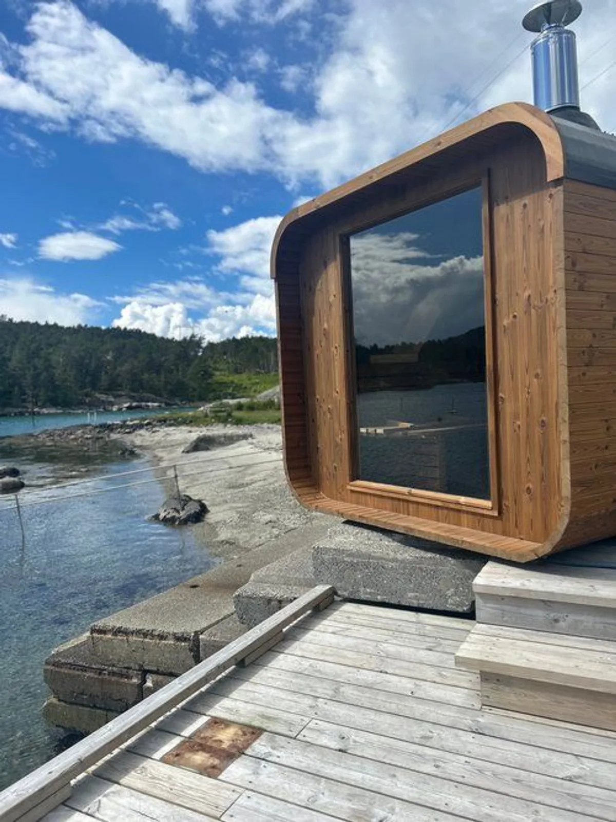 Vedfyrt badstue ved sjøen på Husnes marina, Vestfjord Sauna Husnes