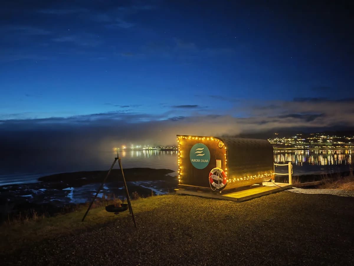 Aurora Sauna på Inderøy opplyst med lyslenke ved Trondheimsfjorden om kvelden