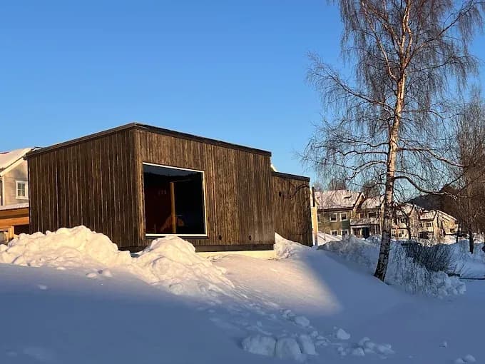 BadSTUA ved Kongsberg Bruk sett utenfra om vinteren med snø og trekledning