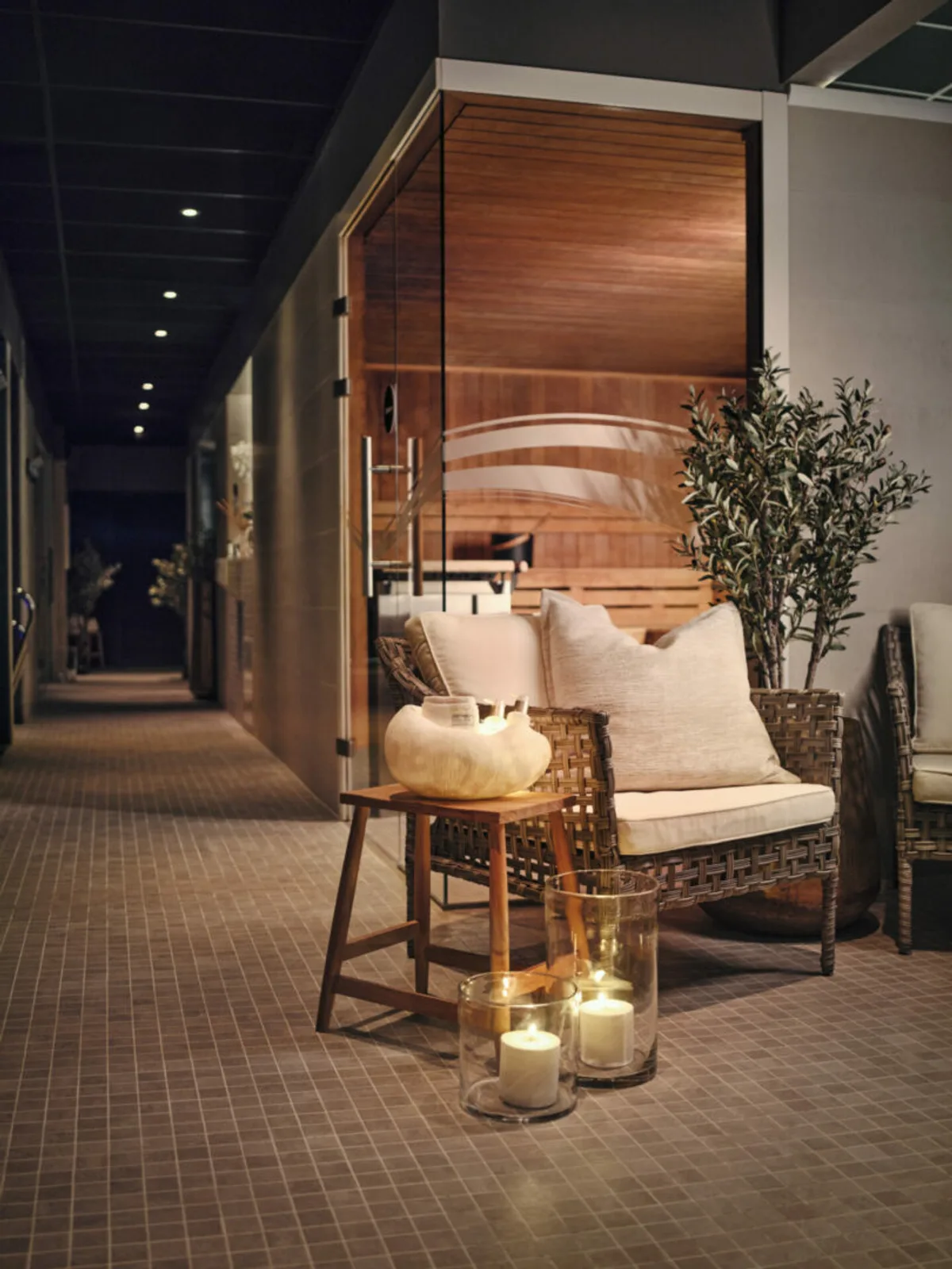 Avslapningsområde med badstue, stearinlys og sittegruppe ved Aquarama Spa i Kristiansand