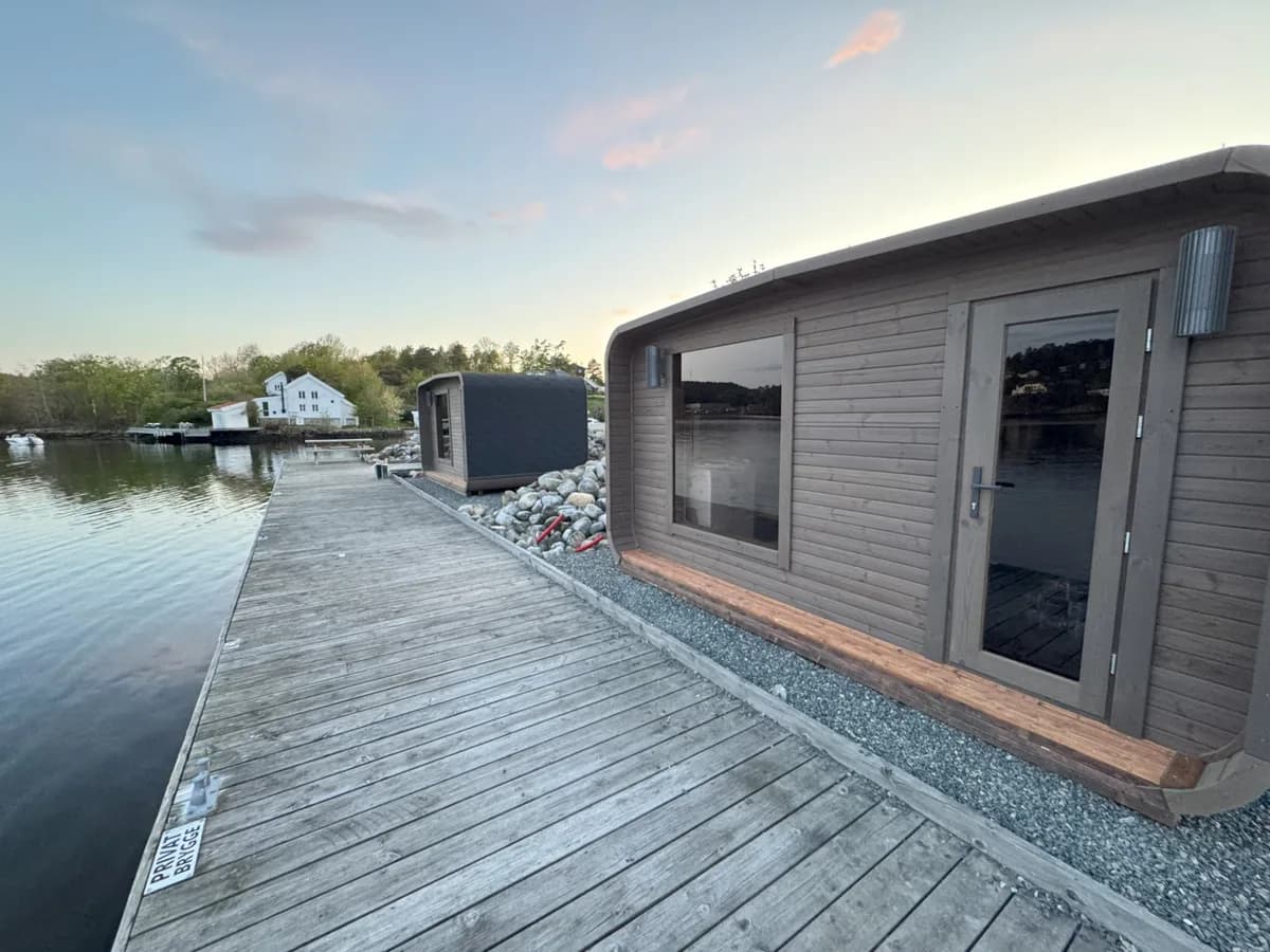 Krøgeneslåven Sauna eksteriør ved sjøen Krøgeneslåven Sauna sett utenfra ved vannkanten i Arendal, med brygge og sjøutsikt