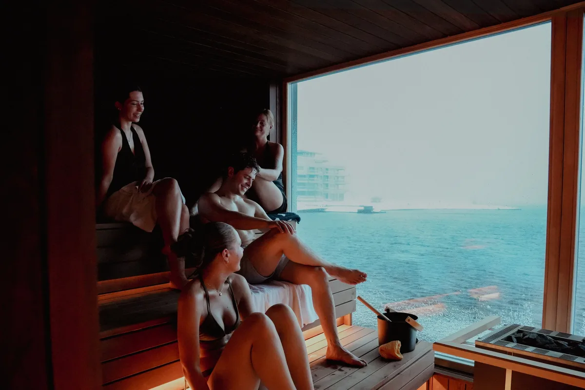 Inne i Smeigedag Sauna Kristiansand med panoramautsikt over sjøen gjennom stort vindu