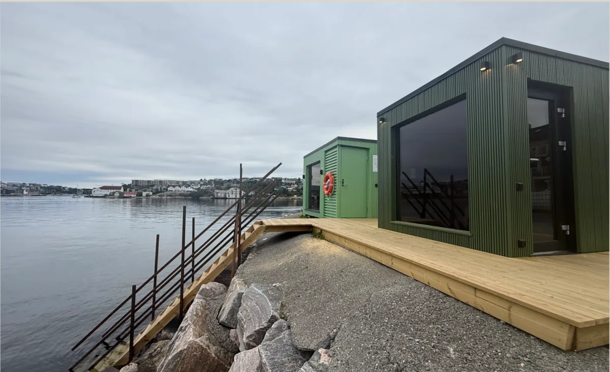 OPPKOK Badstue på Nordlandet i Kristiansund med badetrapp rett i sjøen