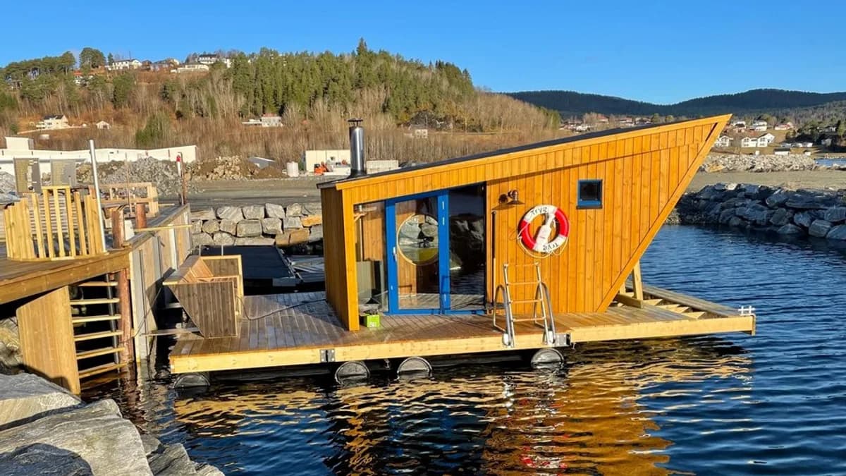 Nyhavn bad flytende badstue i Kyrksæterøra sett fra sjøen på en solskinnsdag