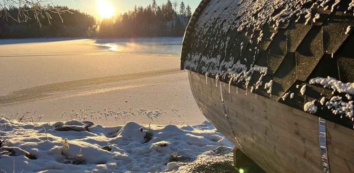 Badstua ved Vatnebrynvatnet i Lampeland, tønnebastu ved frosset innsjø i vintersolnedgang