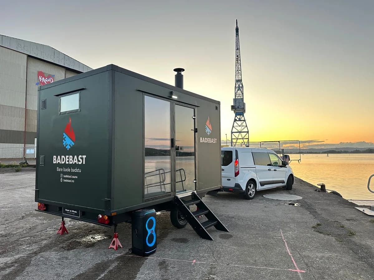 Badebast mobil badstue ved sjøen i solnedgang, Larvik