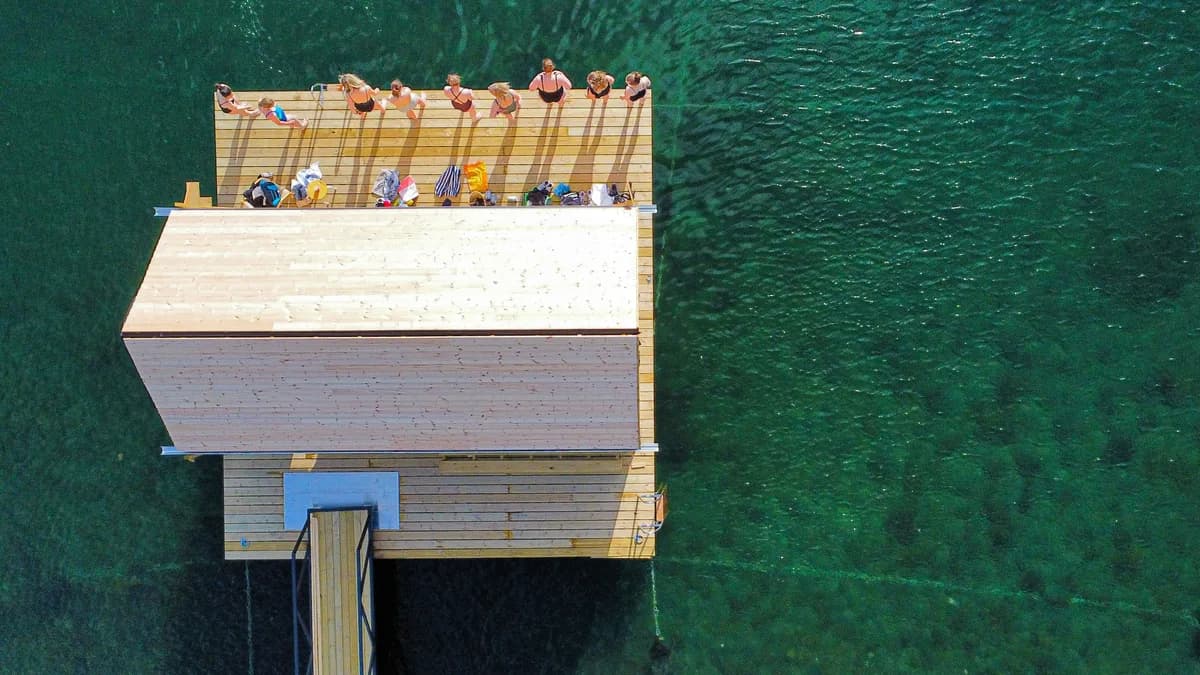 Flytende badstue FLYT Stavern sett fra drone med gjester på dekket, Stavern