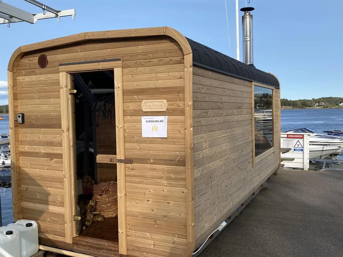 Kur Sauna Bjønnes eksteriør ved sjøen Kur Sauna Bjønnes ved båthavnen i Larvik, trebygd badstue med sjøutsikt