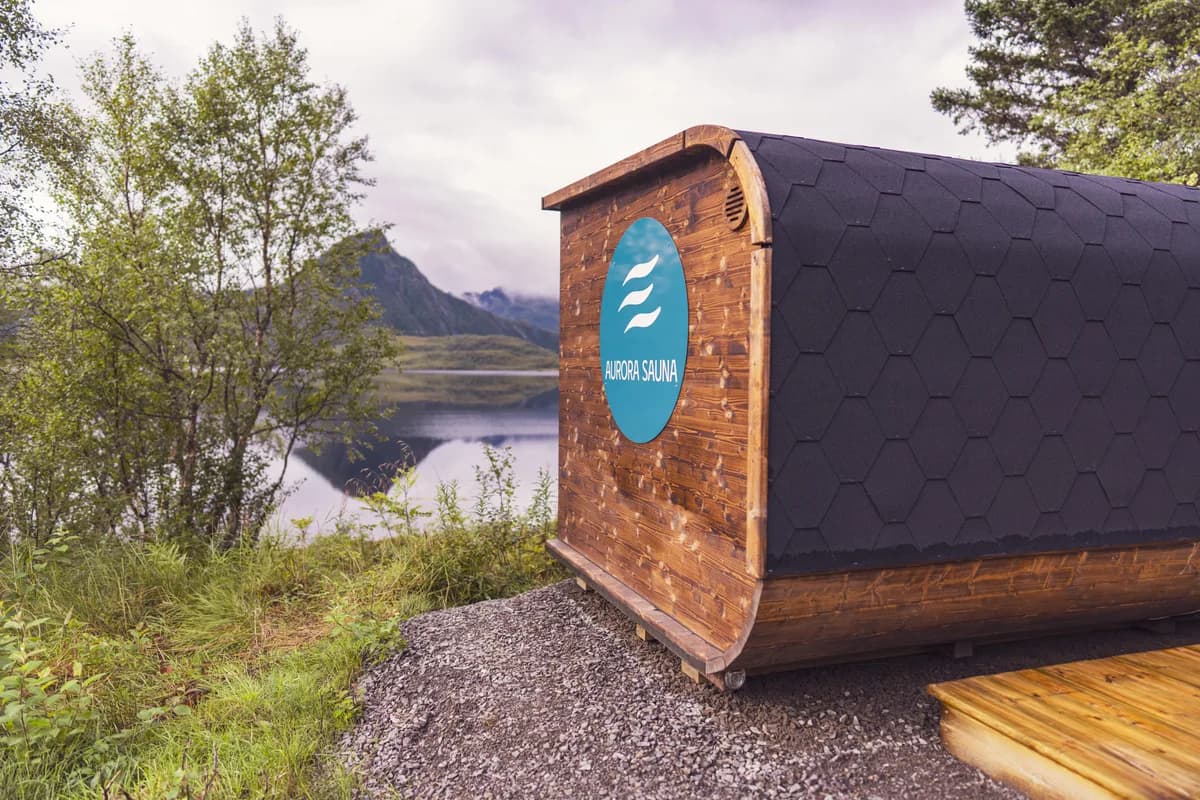 Aurora Sauna Lofoten badstue med fjord og fjell i bakgrunnen, Laukvik
