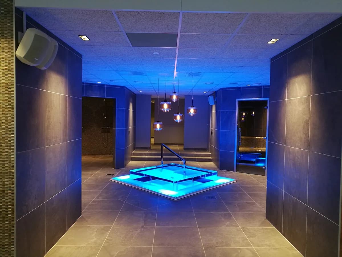 Velværeavdeling med blålyst kulpbad og badstuer på Scandic Lillehammer Hotel