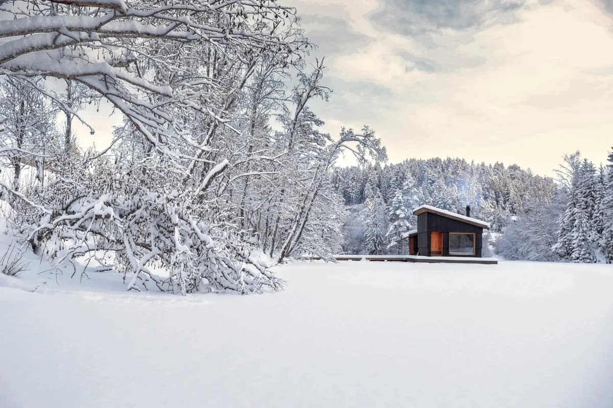Skogens Rom Badstue i vinterlandskap ved Telemarkskanalen i Lunde