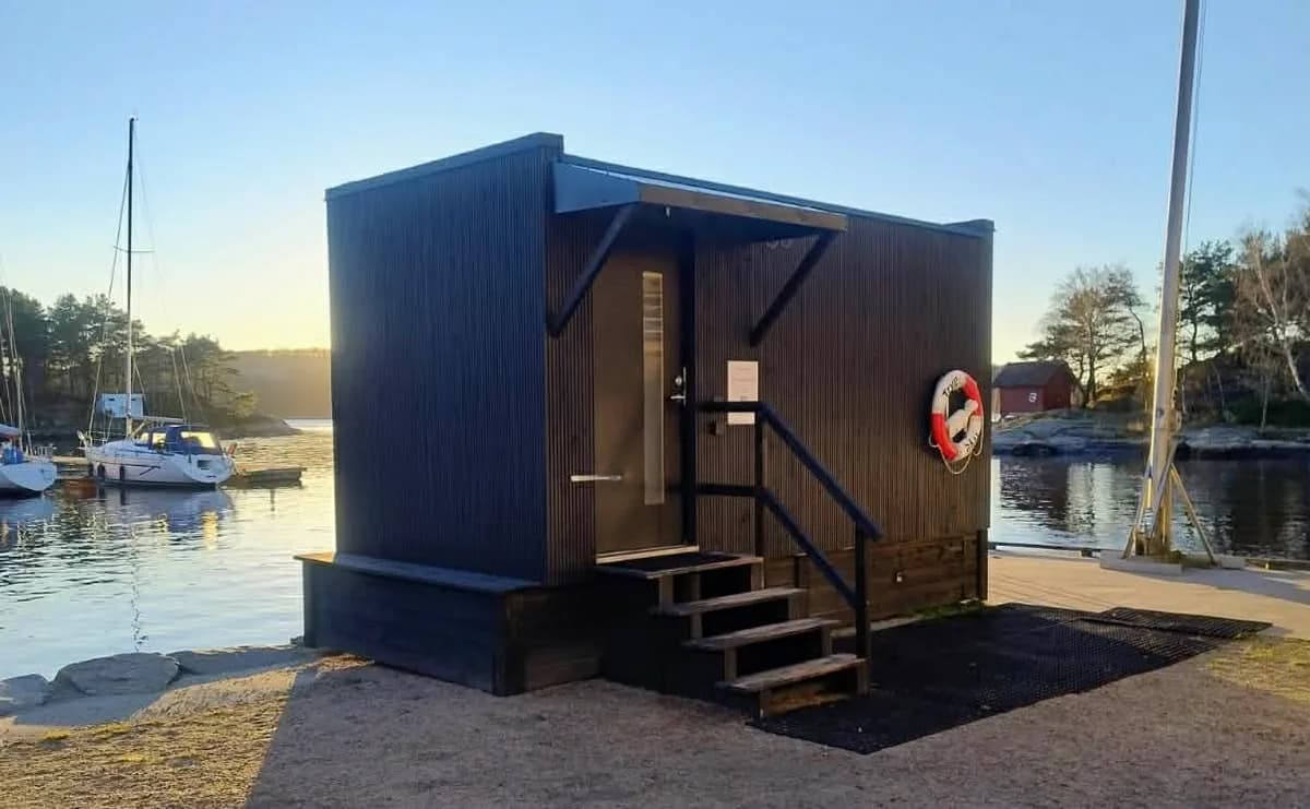 Lillebadstua badstue fra Smeigedag Sauna ved brygga i Mandal med sjøutsikt og båter i bakgrunnen