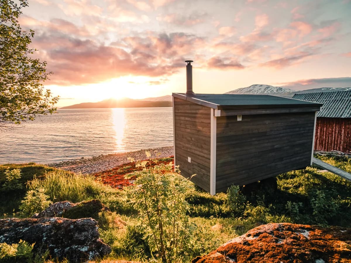 Malangen Fjord Sauna ved fjorden i solnedgang, Meistervik