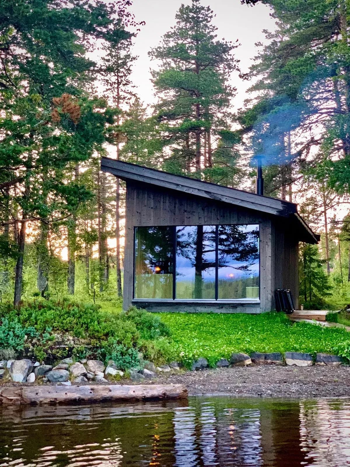 Badstua på Mesna sett fra Mesnavannet, moderne badstue i skogen i Mesnali