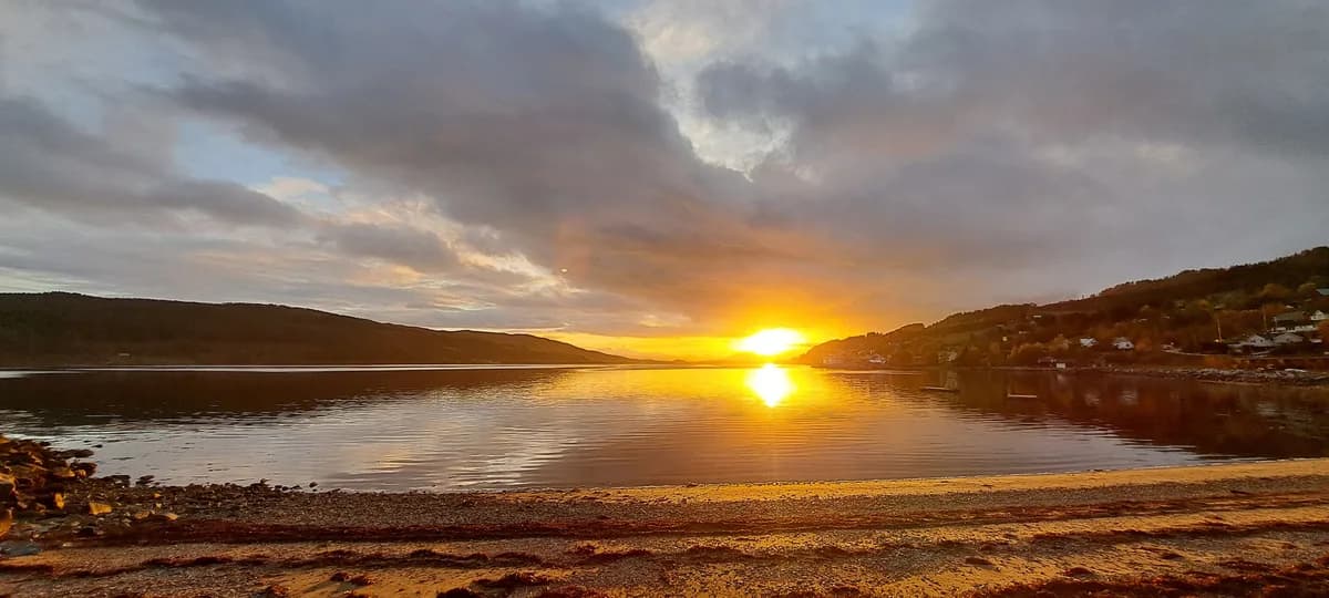 Solnedgang over Fannefjorden ved Folevarmt badstue på Hjelset i Molde