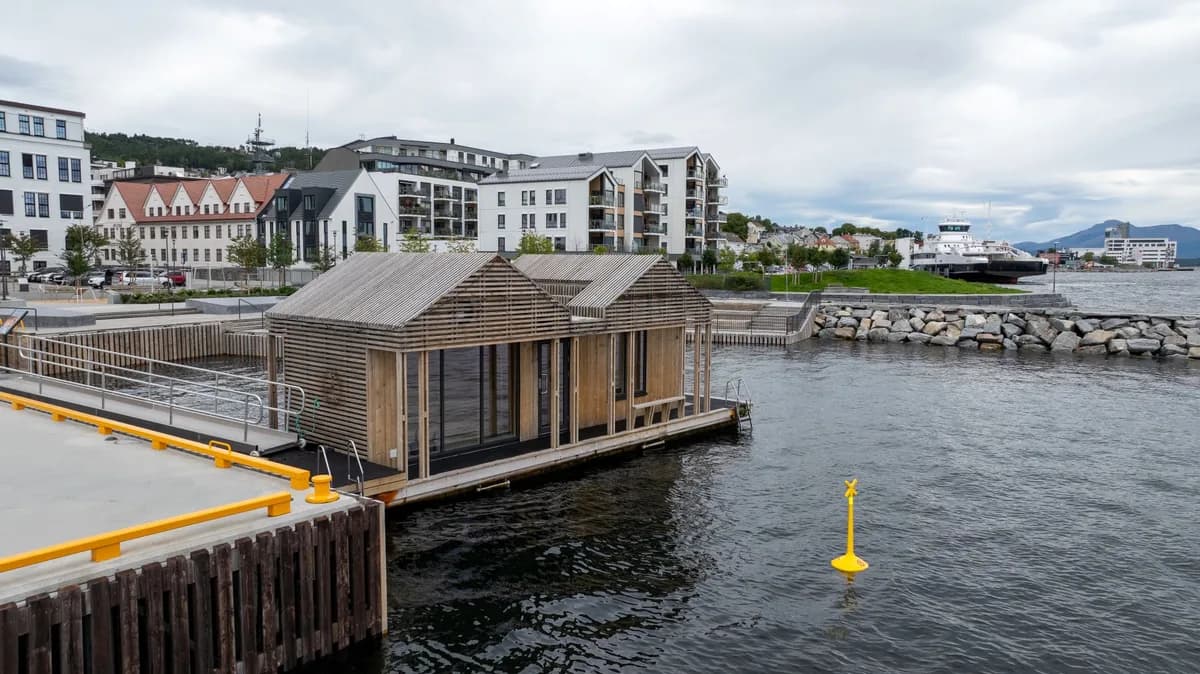 Nausta flytende badstu i Molde sentrum sett fra sjøen med bybebyggelse i bakgrunnen