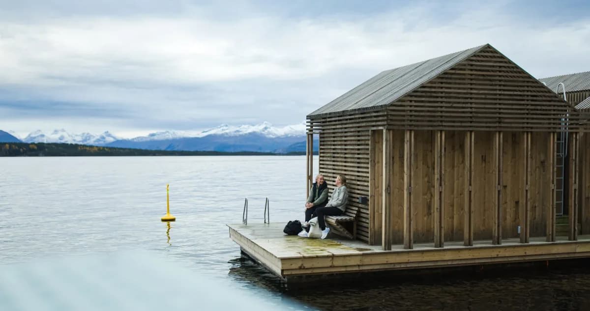 Flytende badstu Nausta i Molde med fjordutsikt og snødekte fjell i bakgrunnen