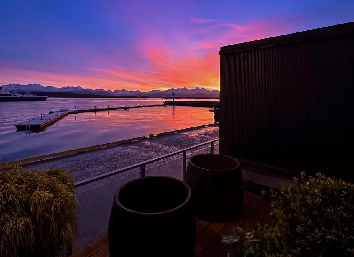 ROA Badstue ved Molde Fjordhotell i solnedgang med stamper og fjordutsikt