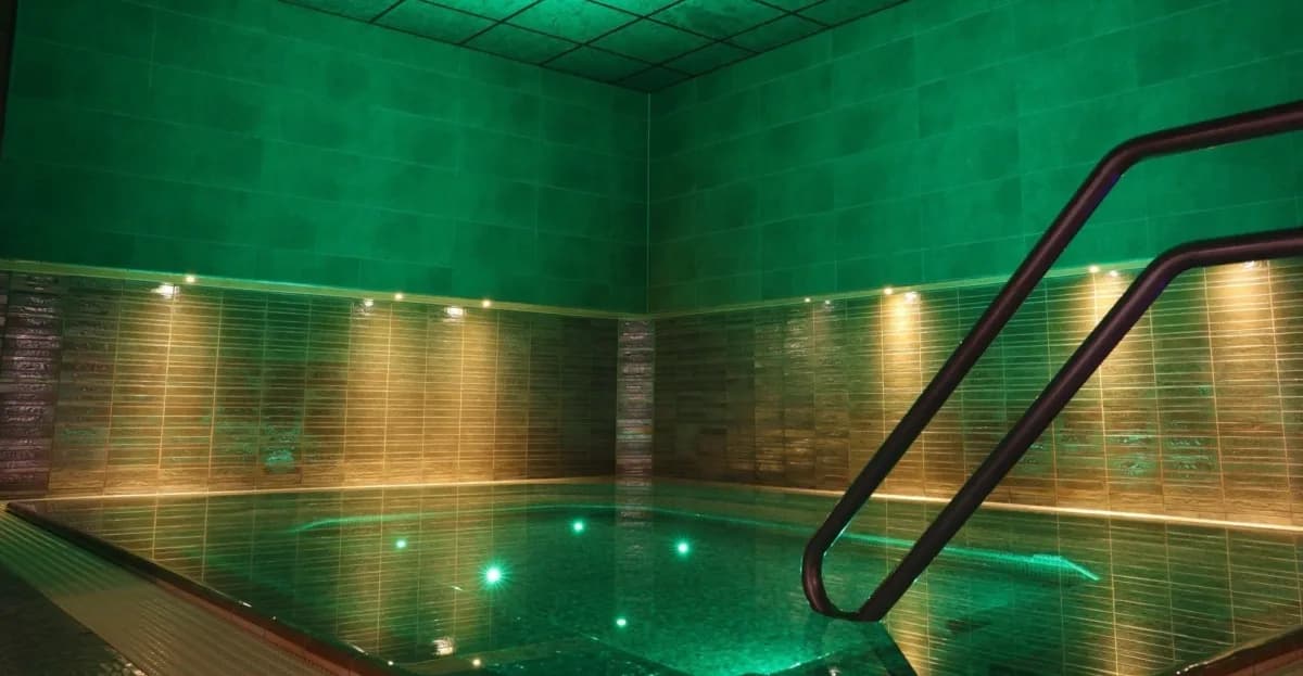 Varmebasseng med grønt lys hos Seilet Spa i Molde