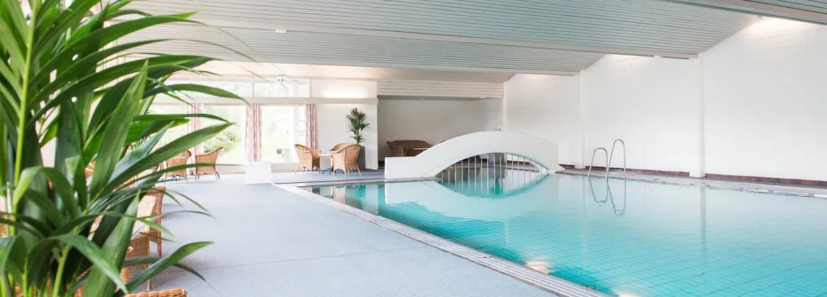 Innendørs basseng med grønne planter og naturlig lys ved Morgedal Hotell spa i Morgedal