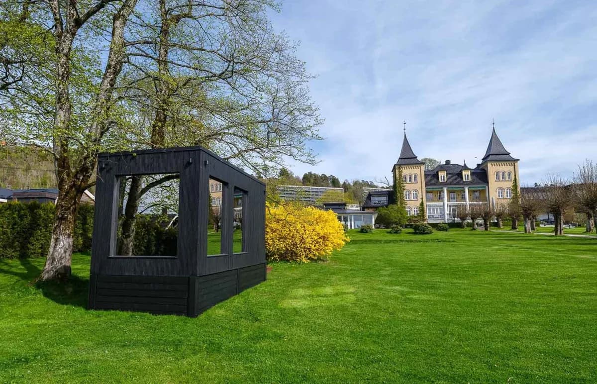 ROA Badstue Moss i hagen til Refsnes Gods på Jeløya med hotellet i bakgrunnen