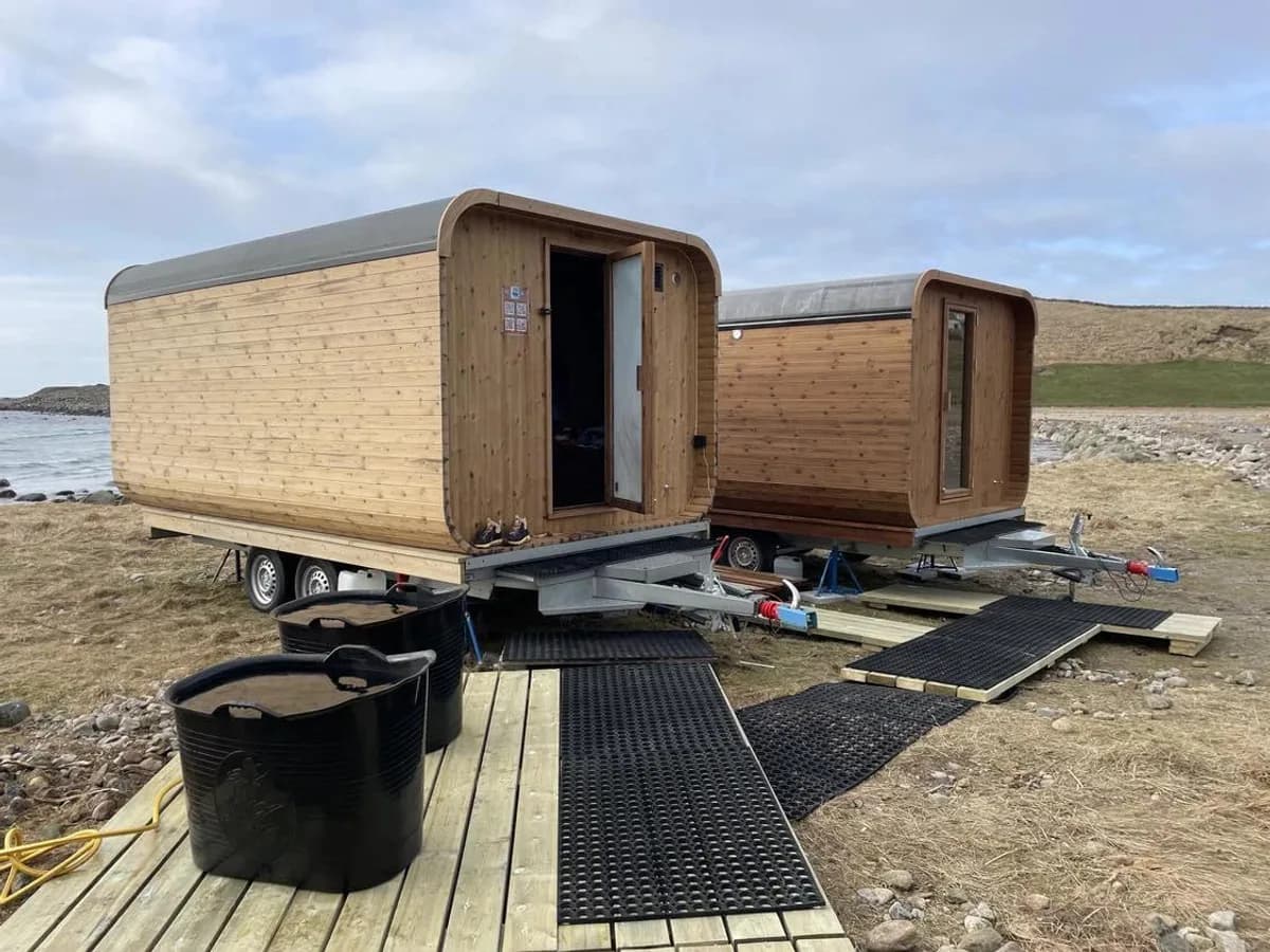 To badstuer side om side ved sjøen på Obrestad Havn, Jæren Sauna i Nærbø