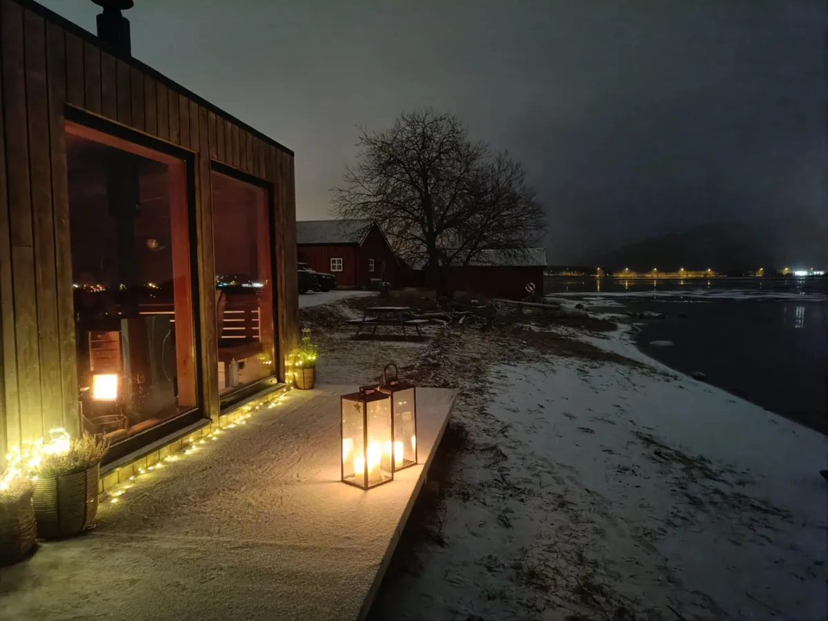 Dråpen Fjordbad i Namsos en vinterkveld med lykter og snø ved fjorden