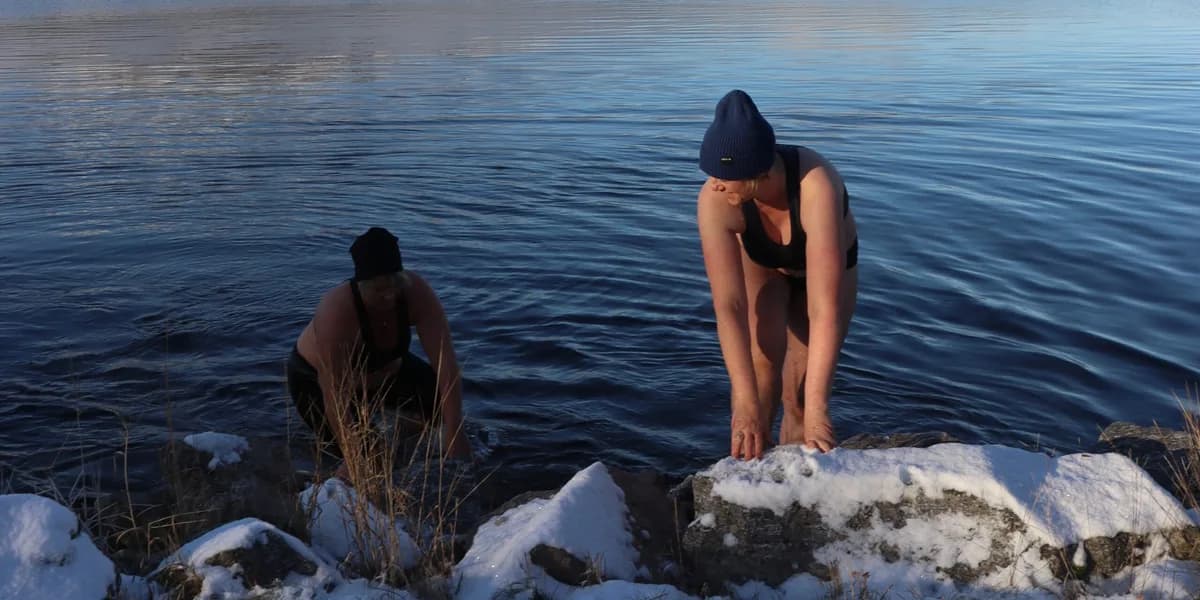 Isbading ved Havna Sjøbad i Bangsund, Namsos – gjester tar dukkert i sjøen vinterstid