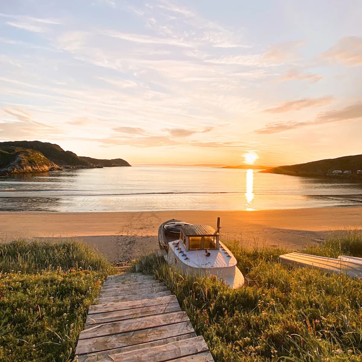 Solnedgang over stranden i Bugøynes ved Varangerfjorden nær Jäämeren Sauna