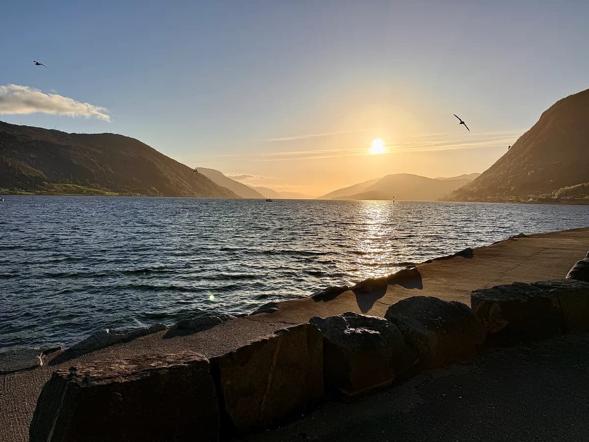 Badestova – eksterior Badestovas badstuebygg sett fra sanddynene ned mot fjorden