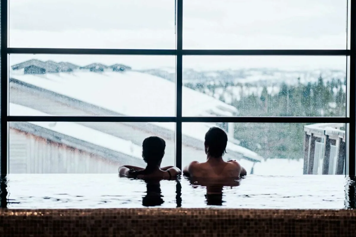 Gjester i basseng med utsikt over snødekt fjelllandskap ved Norefjell Ski & Spa i Noresund