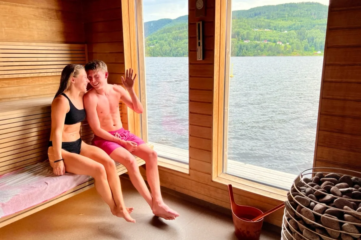 Interiør i Dugg Sauna i Notodden med utsikt over Heddalsvatnet og elektrisk ovn