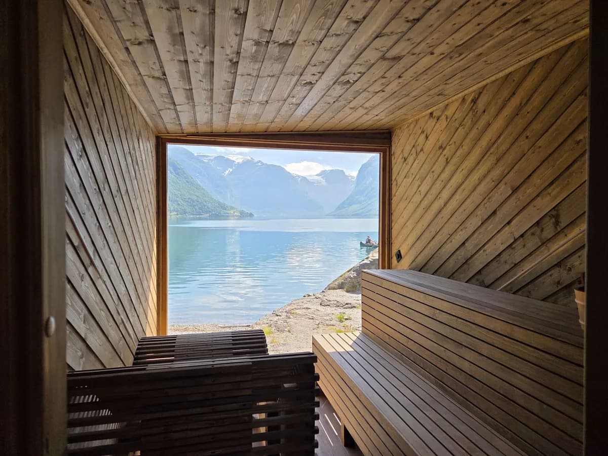 Interiør i Sande Sauna med panoramavindu mot Lovatnet og fjella i Olden