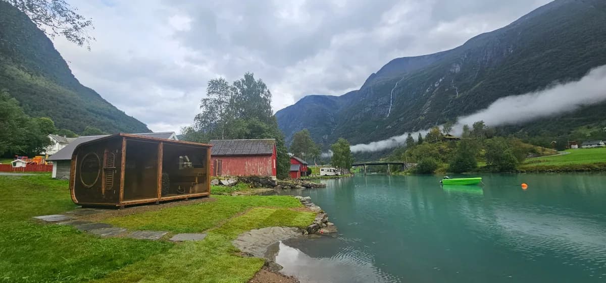 Saunastryn Loen badstue ved fjorden med fjell i bakgrunnen, Olden